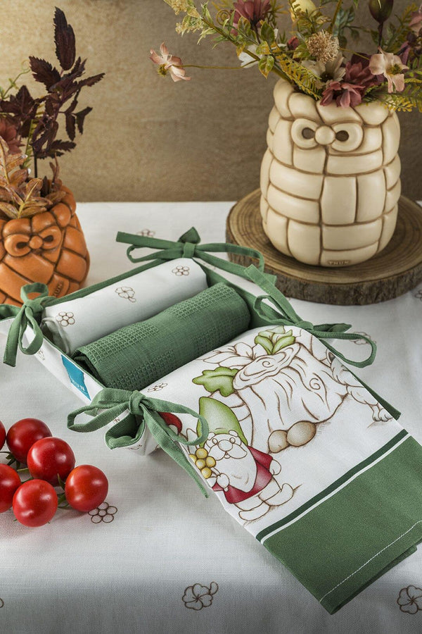 THUN® Confezione Regalo 3 Strofinacci e Cestino Inverno Incantato Standard Gnomes Sage Green - Amo La Casa Shop